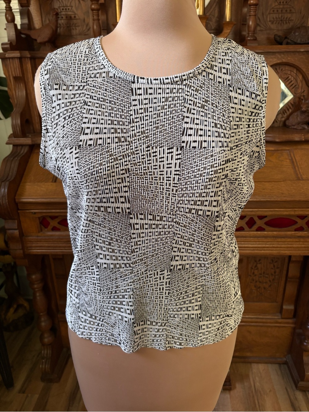 Retro Vintage Plisse Black & White Patterned Sleeveless Top